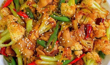 “干煸菜花”，干香味美，五花肉焦香四溢，太下饭了!